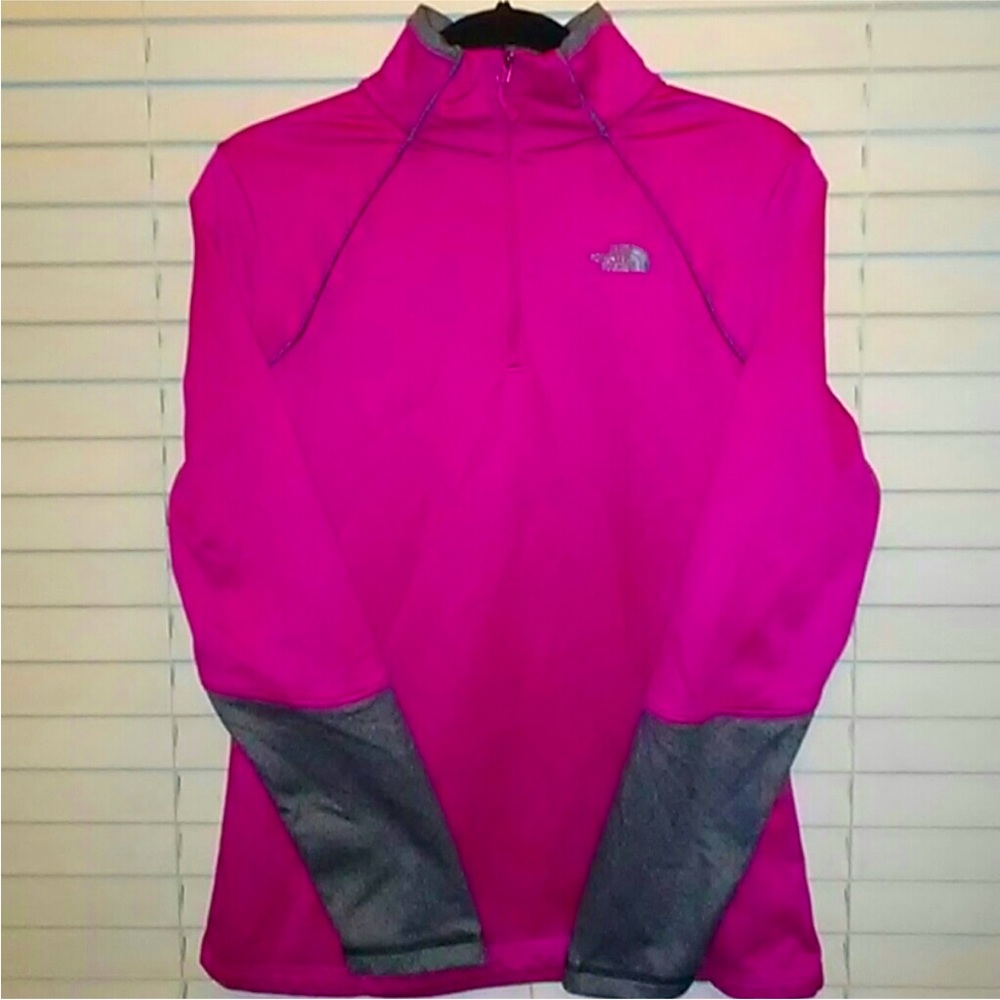 The North Face 1/4 zip, two-tone sleeve in EXCELLENT, like-new condition.